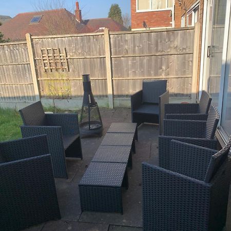 Spacious 5 Bedroom House - Sleeps 7 - 3-Car Driveway - Work - Leisure Wolverhampton Extérieur photo