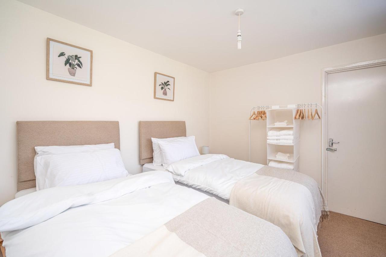 Spacious 5 Bedroom House - Sleeps 7 - 3-Car Driveway - Work - Leisure Wolverhampton Extérieur photo