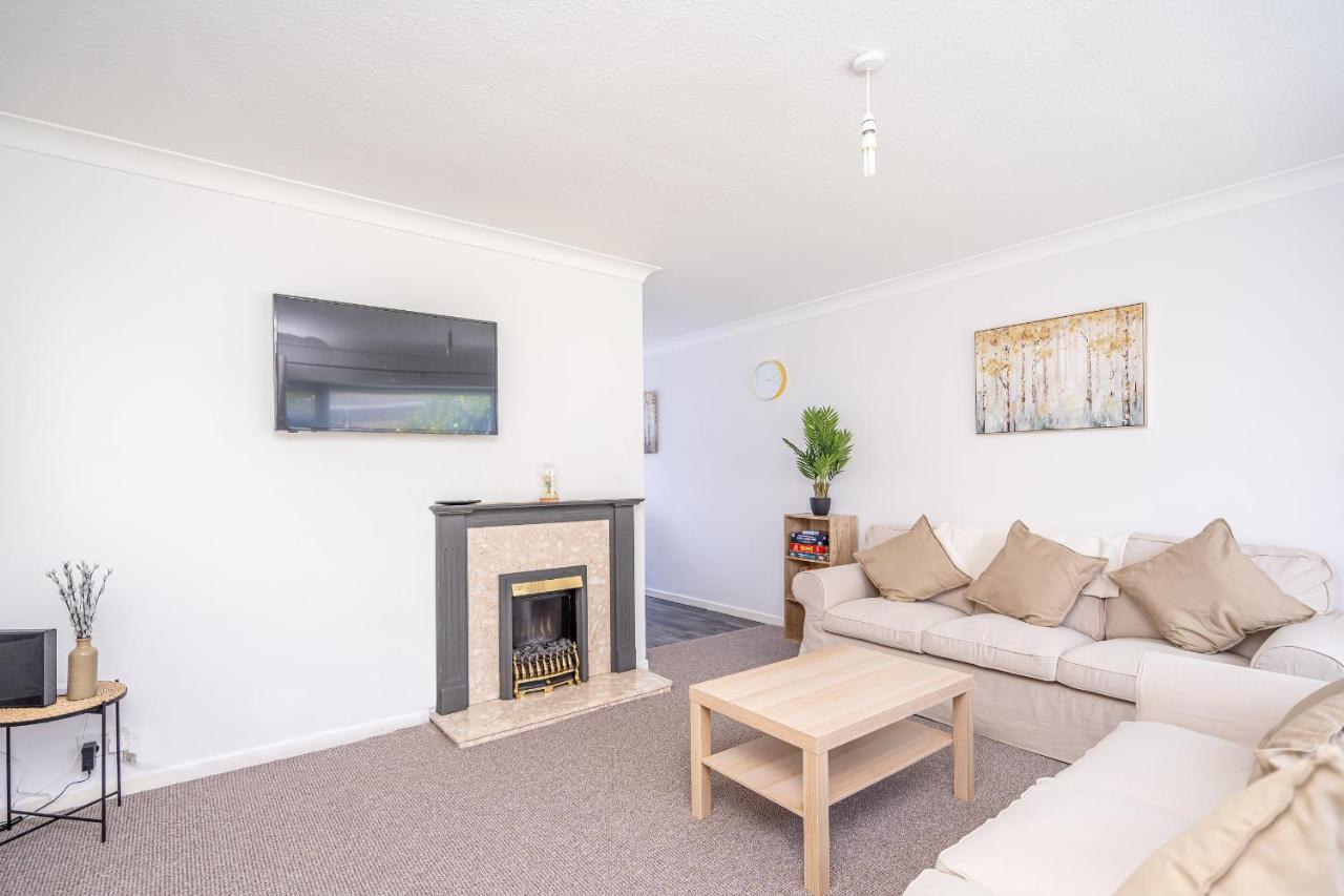 Spacious 5 Bedroom House - Sleeps 7 - 3-Car Driveway - Work - Leisure Wolverhampton Extérieur photo