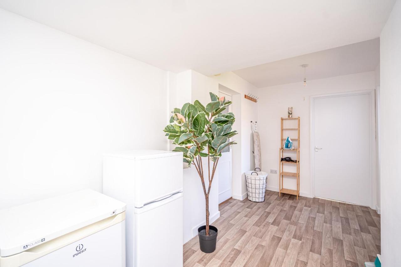 Spacious 5 Bedroom House - Sleeps 7 - 3-Car Driveway - Work - Leisure Wolverhampton Extérieur photo