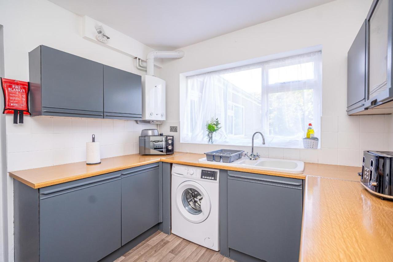 Spacious 5 Bedroom House - Sleeps 7 - 3-Car Driveway - Work - Leisure Wolverhampton Extérieur photo