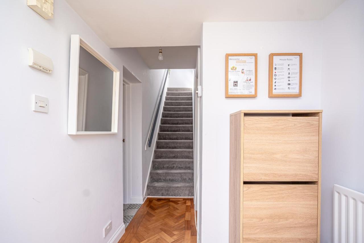 Spacious 5 Bedroom House - Sleeps 7 - 3-Car Driveway - Work - Leisure Wolverhampton Extérieur photo