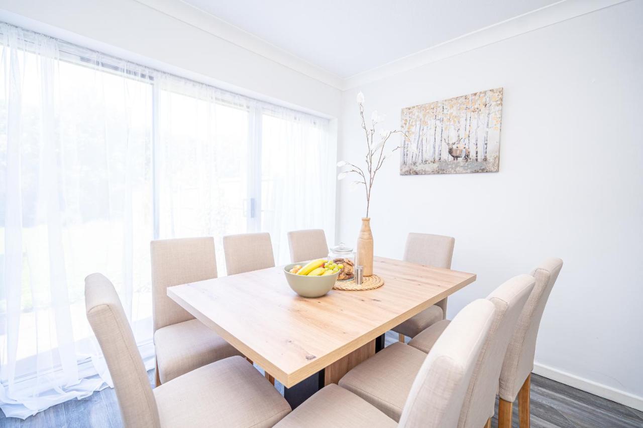 Spacious 5 Bedroom House - Sleeps 7 - 3-Car Driveway - Work - Leisure Wolverhampton Extérieur photo