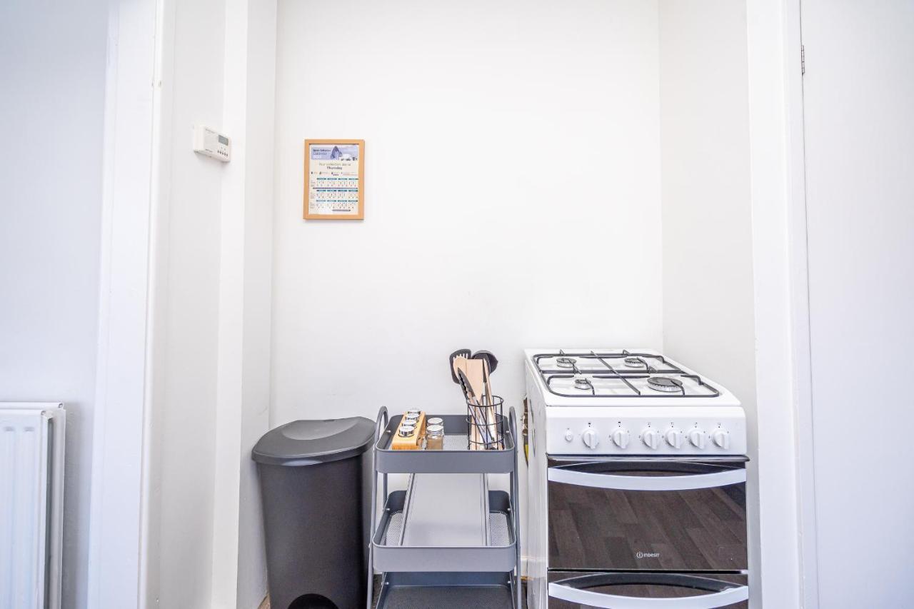 Spacious 5 Bedroom House - Sleeps 7 - 3-Car Driveway - Work - Leisure Wolverhampton Extérieur photo